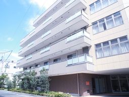 明るい建物のエクステリア