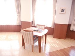 明るい居室のテーブル