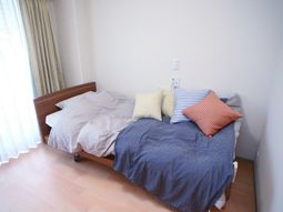 明るい居室のベッド