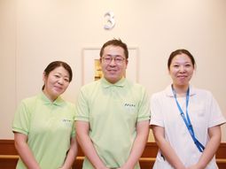 笑顔のスタッフ３人