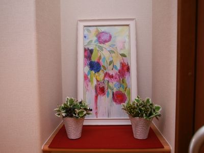 壁にかけられた絵画と植物