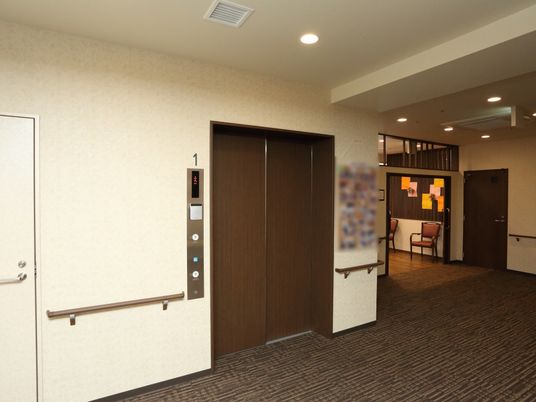 廊下とエレベーターの風景