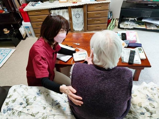 心温まる対話 スタッフイメージ スタッフイメージ 明るい表情で対話するスタッフの姿です。心のこもったサポートが期待できる環境です。