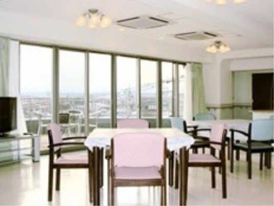 明るい共用ダイニング