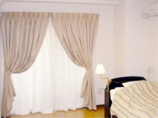 居室のベッドとカーテン