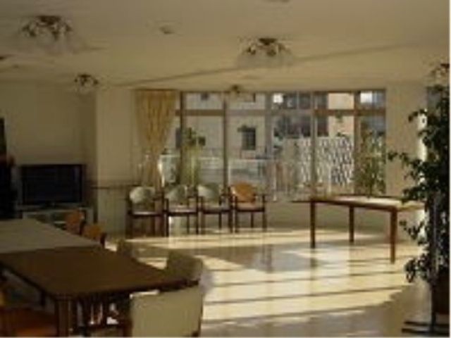 日差し照る居心地良い共有空間 リビング 日光が降り注ぐダイニングルームです。くつろぎながら食事や交流が楽しめる設計となっています。