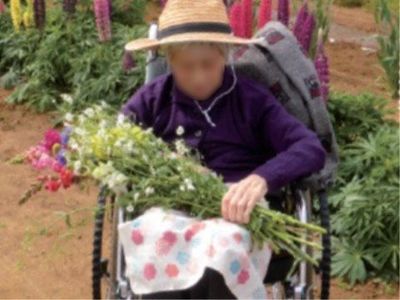 庭で花を楽しむ利用者