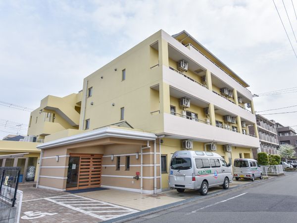 明るく広々とした建物外観