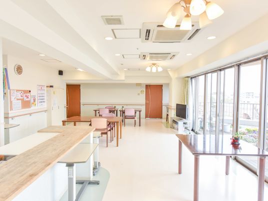 明るい共有スペースのダイニング