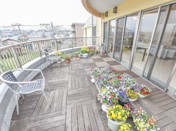 花が彩る開放的テラス