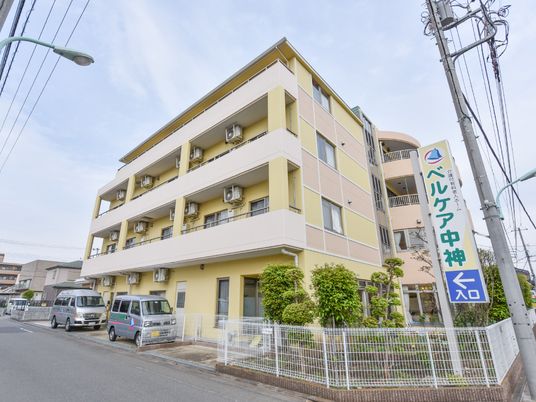 清潔感のある建物正面