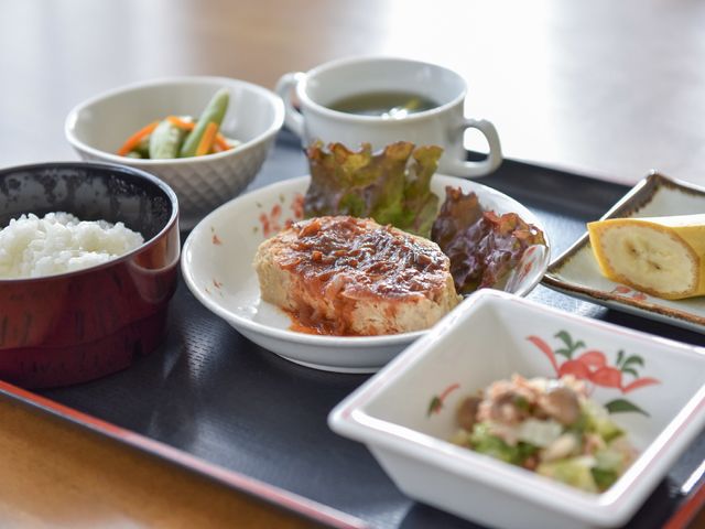 手作りの温かい料理 栄養バランスを考えた食事 栄養バランスを考えた手作りの食事です。健康を支える美味しいメニューが並んでいます。