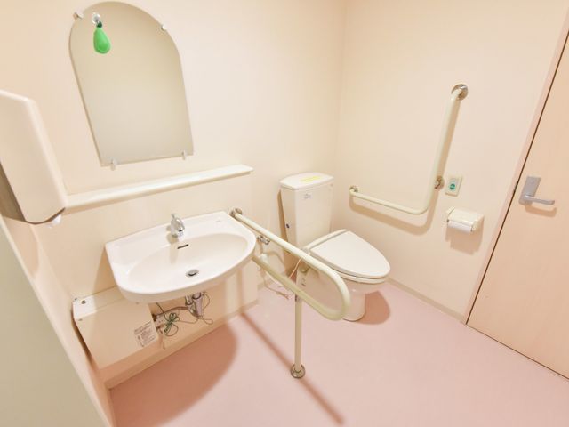 バリアフリー設計のトイレ 手すりのある洋式トイレ 手すり付きで安全性を考えられた清潔なトイレです。車椅子の方も使いやすく配慮されています。