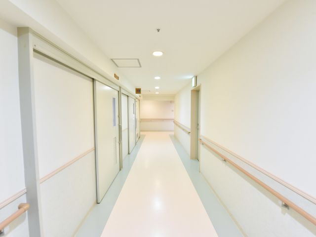 清潔な廊下の様子 白が基調の廊下 明るく広々とした通路は、移動もゆったりと行えるデザインです。手すりも完備されており、安心して歩行できます。