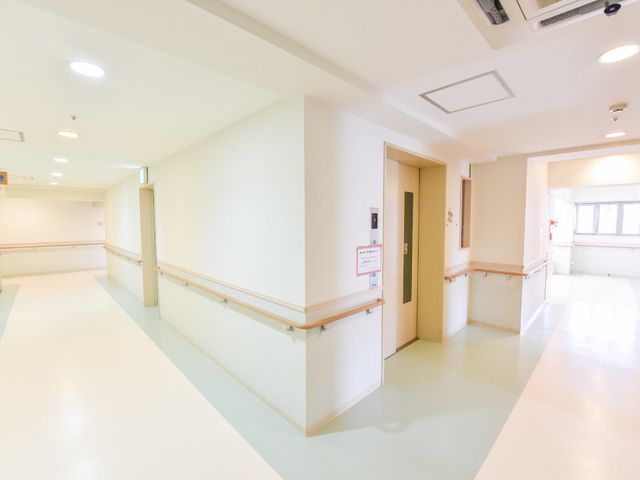 廊下とドア 明るい廊下 手すりが完備された広々とした廊下です。明るく開放感のある環境で働きやすい空間が整っています。