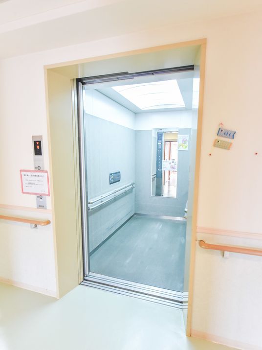自動ドアのある廊下