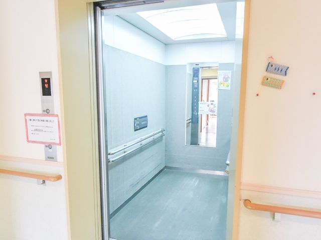 自動ドアのある廊下 奥行きのあるエレベーター内部 手すり付きの廊下を通り、自動ドアで繋がれたゆとりある移動空間をご覧ください。身の周りの安全に配慮した設計です。