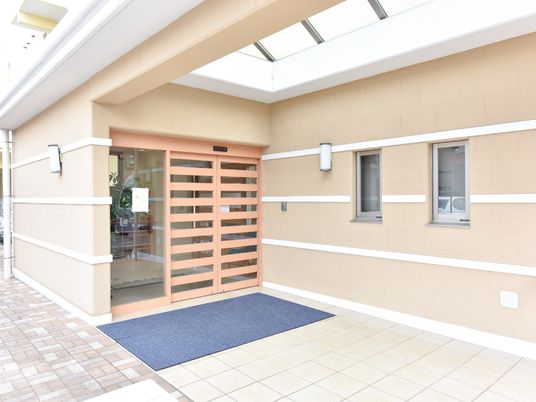 清潔感ある明るいエントランス