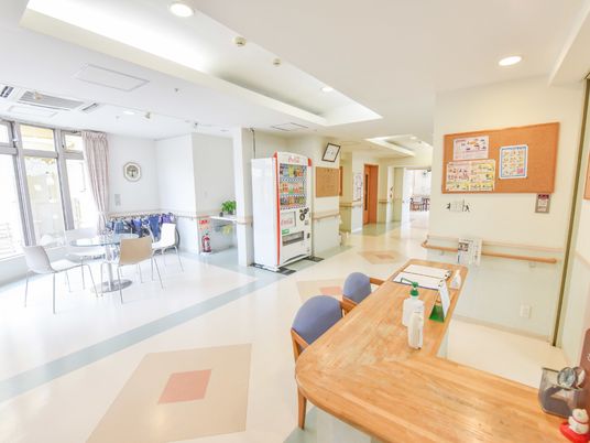 明るい共有スペース廊下