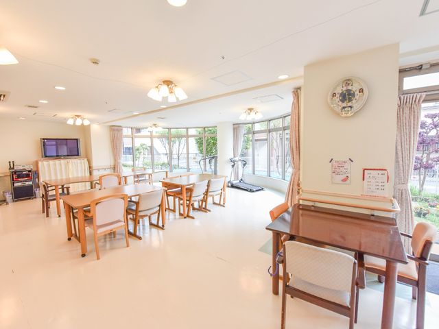 広々とした空間の食堂 リビングの様子 窓から自然光が差し込む清潔感のあふれる食堂で、利用者同士のコミュニケーションも育まれる設計となっています。