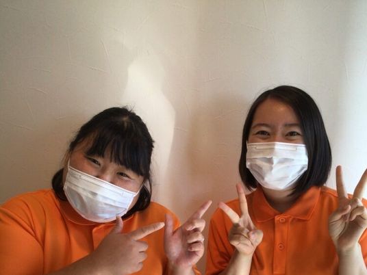 笑顔のスタッフ2人  