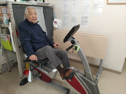 運動機器を使用する人々