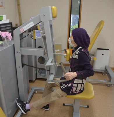 機能訓練を行う高齢者