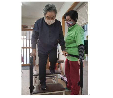 歩行訓練をする二人