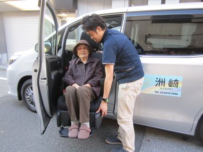 介助者がお年寄りを乗せる車