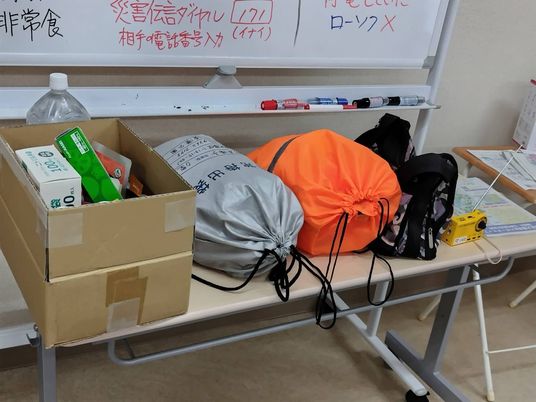 物品が並ぶ作業台の室内  