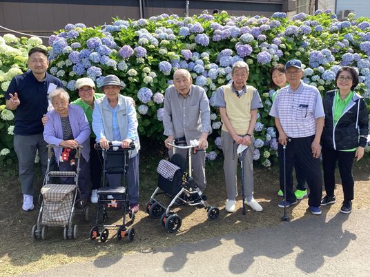 笑顔の高齢者と職員