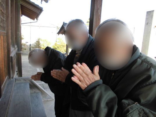 手を合わせる人々