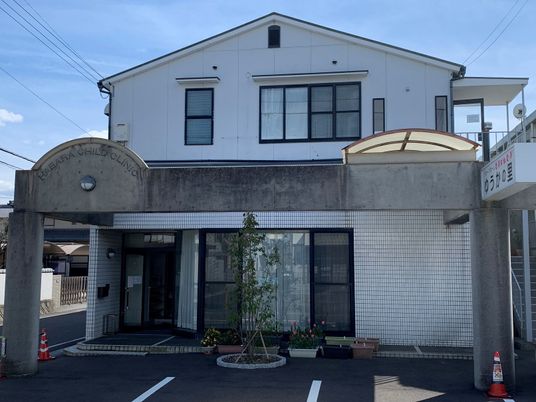 白い外壁の建物エントランス