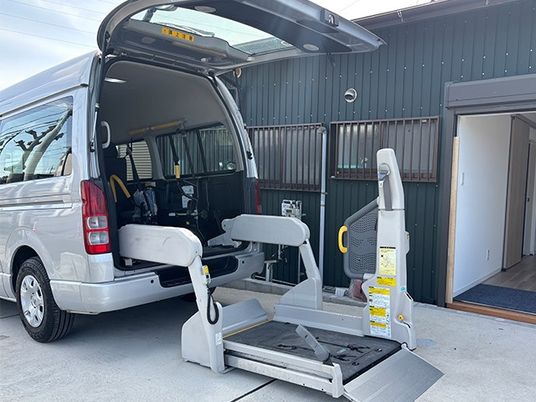 リフト付き送迎車外観  