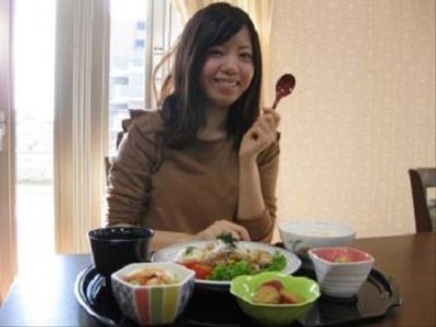 笑顔の女性と食事セット