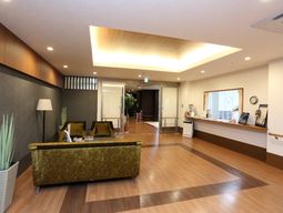 明るいエントランスの風景