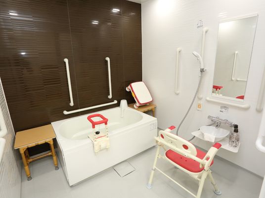 専用の浴室は身体の不自由な方にも配慮されており、各所に手すり等が設置されている。椅子もあるので、楽に入浴が可能になっている。