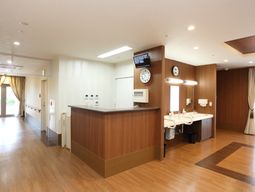 明るいエントランスの様子