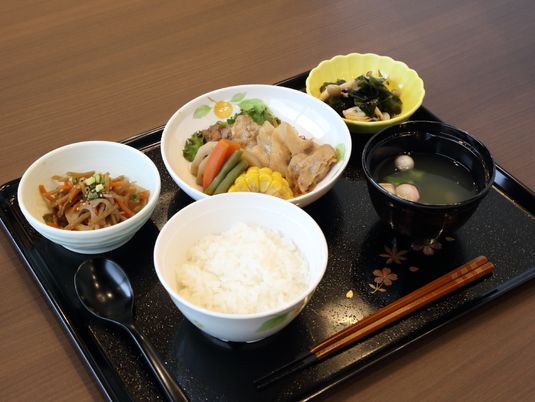 栄養バランスの取れた食事盛り付け