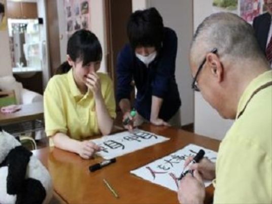 書道を楽しむ人々の姿