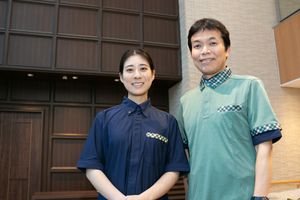 笑顔のスタッフが並ぶロビー  