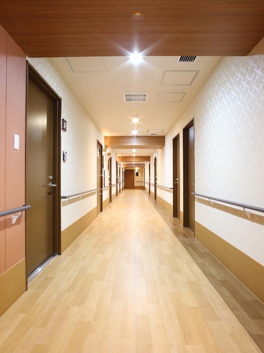 館内の廊下は一切の段差がなく車いす利用者もストレスを感じることはない。利用者が安全に歩けるように廊下の両側に手すりを設置している。