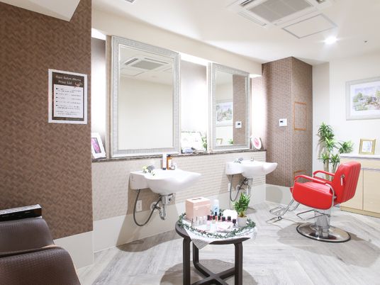 施設の写真 館内には理美容室を完備している。それぞれ２つの大きな鏡と洗髪台を設けている。館内で髪を整えることができる。