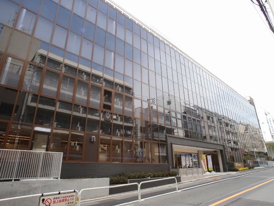 施設の写真 施設の外観は、新宿にほど近い下落合の街になじむように洗練された外観になっている。鏡はミラー調のものを採用している。