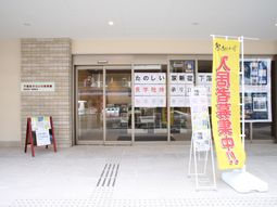 エントランスの明るい風景