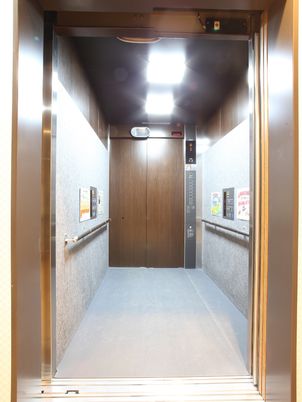 広々としたエレベーター内部