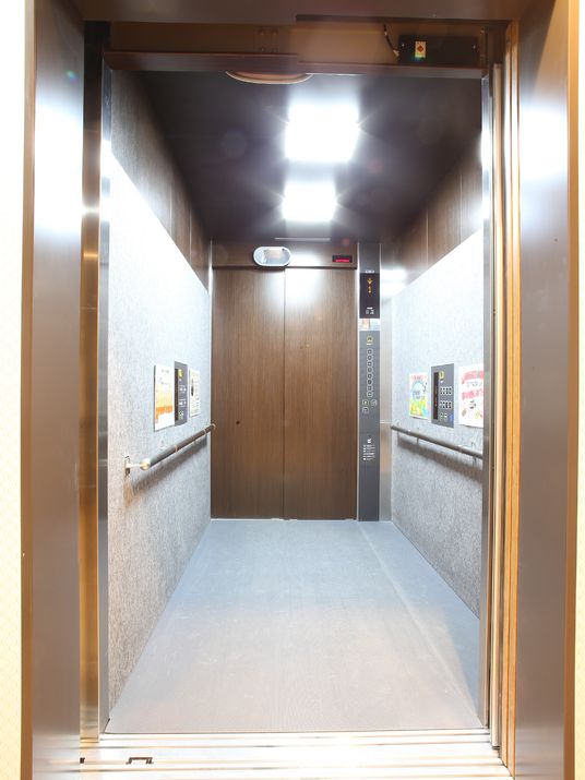 エレベーターには鏡がついているので、車椅子の安全確認に便利である。手すりも設置されているので、足が悪い方でも安心。