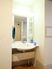 サムネイル 施設の写真 大きな鏡のついた洗面台があり、棚がついているので、小物をおくことができる。タオル掛けもあるので、朝の身支度などのときに便利である。