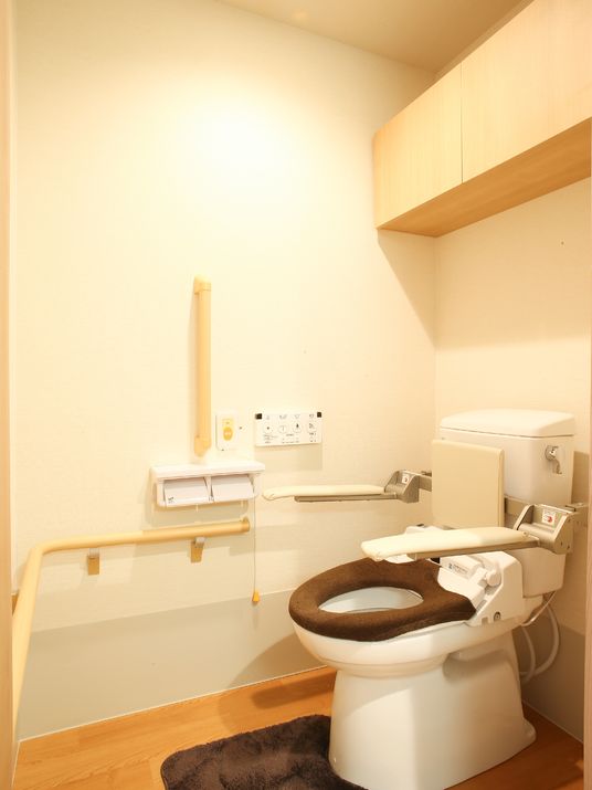 トイレには縦型の手すりやひじ置きが設置され、安全に利用できる。緊急の場合は呼び出しボタンが設置されているので安心。