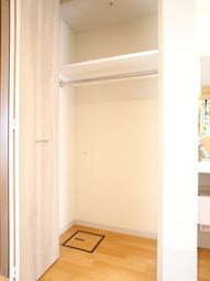 明るい洋室のクローゼット